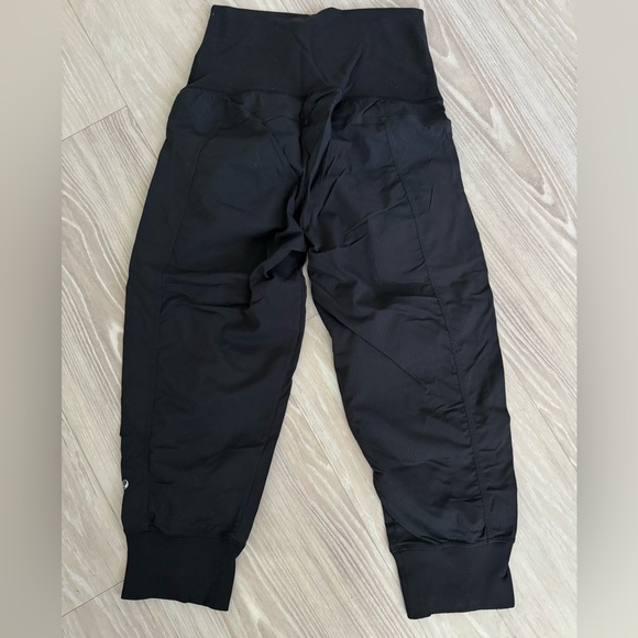 Lululemon pants size 2 - Picture 2 of 2